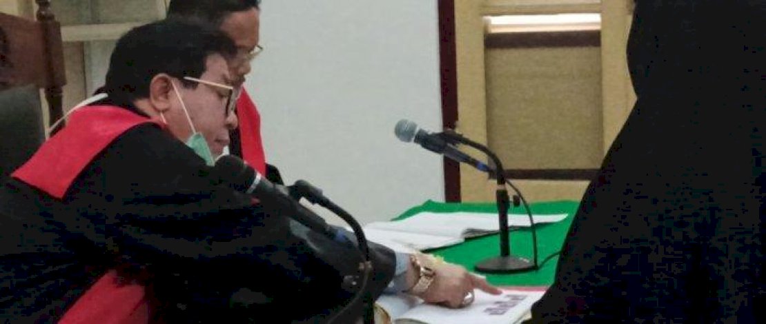 Hakim Erintuah Damanik, memperlihatkan foto mesum Zuraida dan Jefri di BAP.