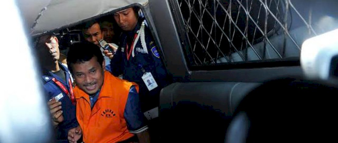 Rachmat Yasin masuk mobil tahanan dan ditahan di Rutan KPK yang terletak tidak jauh dari Gedung KPK (Liputan6.com/Faisal R Syam)