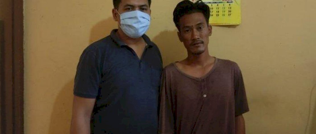 Emon (kanan), saat dibekuk polisi.