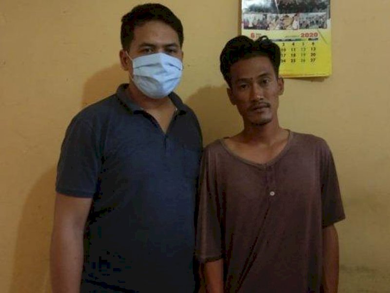 "Tega Kali Bapak Mainkan Bini Aku," Ujar Emon Sambil Melempari Ayahnya dengan Batu