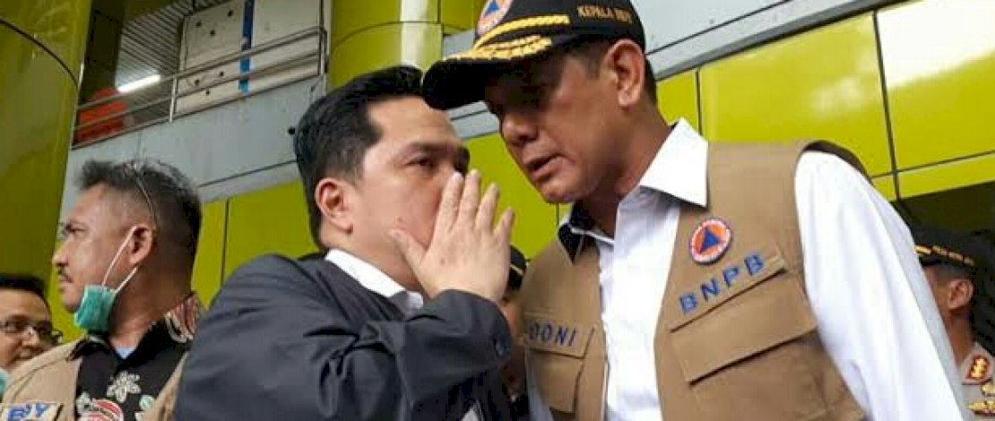 Erick Thohir membisikkan sesuatu ke telinga Doni Munardo