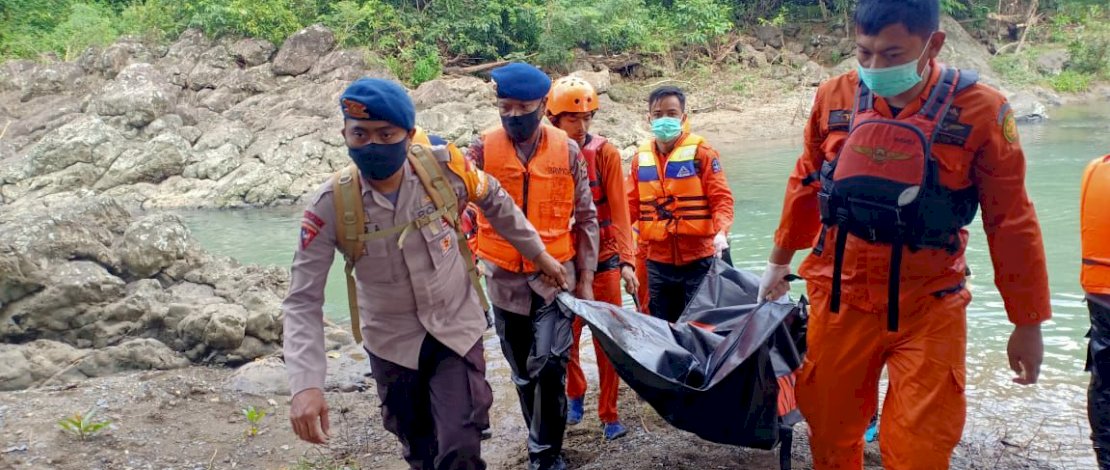 Proses evakuasi jenazah korban. IST