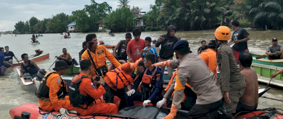 Proses evakuasi korban tenggelam di Sungai Walennae.