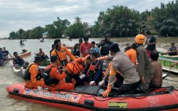 Perahu Tabrak Batang Pohon Hanyut, Nelayan Bone Terpental dan Tewas
