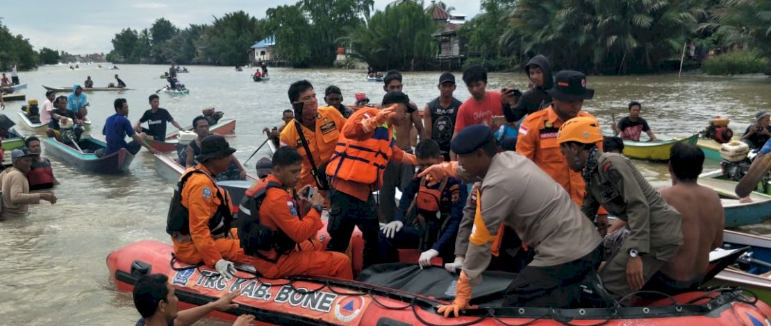 Proses evakuasi korban tenggelam di Sungai Walennae.
