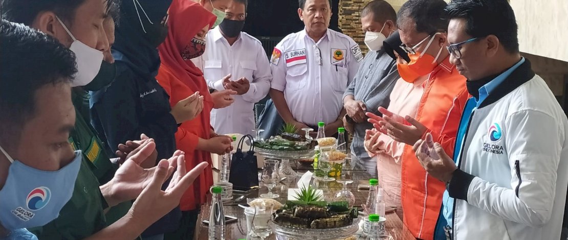 EZ Muttaqien (kanan), memimpin doa sebelum pasangan Danny-Fatma berangkat ke lokasi pengundian nomor urut. EZ Muttaqien (kanan), memimpin doa sebelum pasangan Danny-Fatma berangkat ke lokasi pengundian nomor urut.