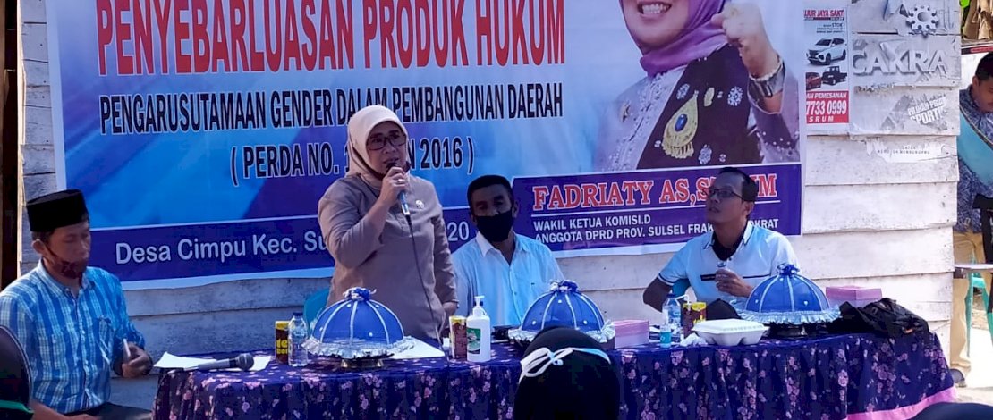 Fadriaty Asmaun (berdiri), saat menggelar sosialisasi produk hukum pengarusutamaan gender di Desa Cimpu, Luwu.