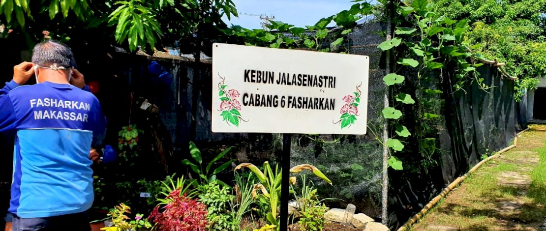 Personel Fasharkan Makassar bercocok tanam di sekitar bengkel di Mako Lantamal VI.