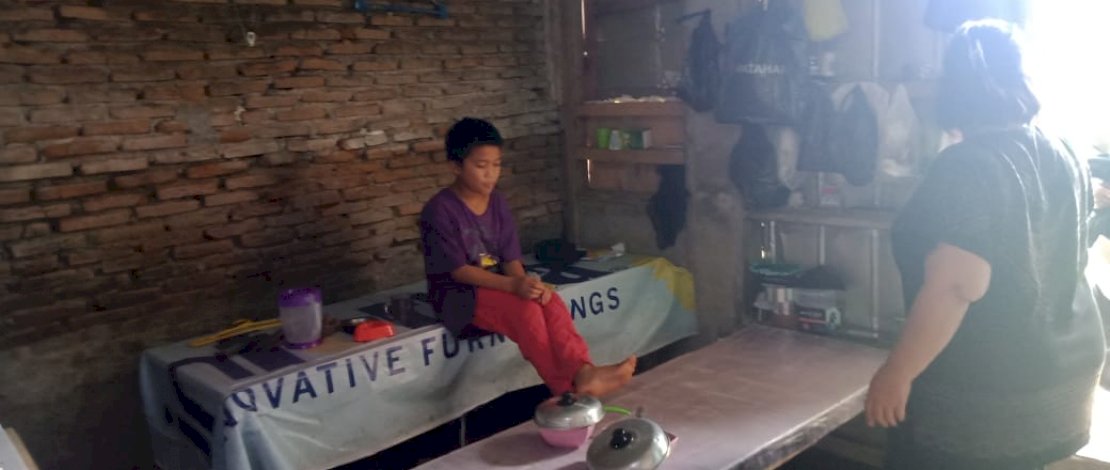 Sitti Fatimah bersama putranya Fathir saat menerima bantuan dari Kombes Makassar. 