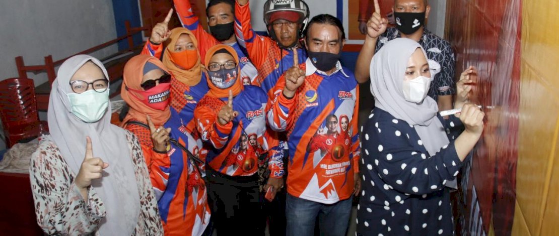 Fatmawati Rusdi didampingi Andi Rahmatika Dewi, saat meresmikan posko Macan Kebo di Jl Sunu, Makassar.