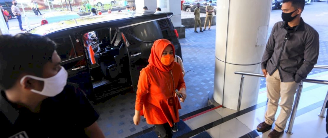 Pasangan kandidat None-Zunnun, juga balon wakil wali kota pasangan Danny Pomanto, Fatmawati saat tiba di PCC RSUP Dr Wahidin Sudirohusodo Makassar.