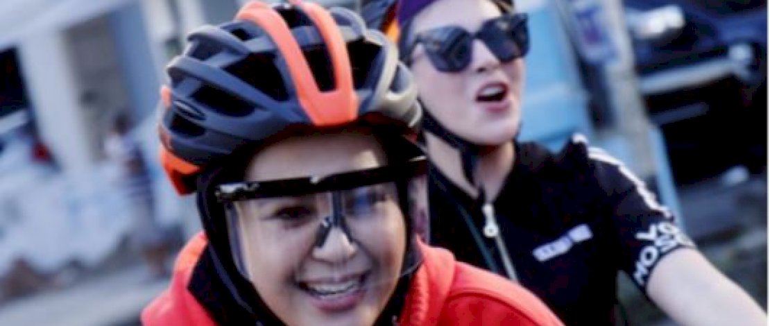 Fatmawati Rusdi saat gowes kemarin sore.