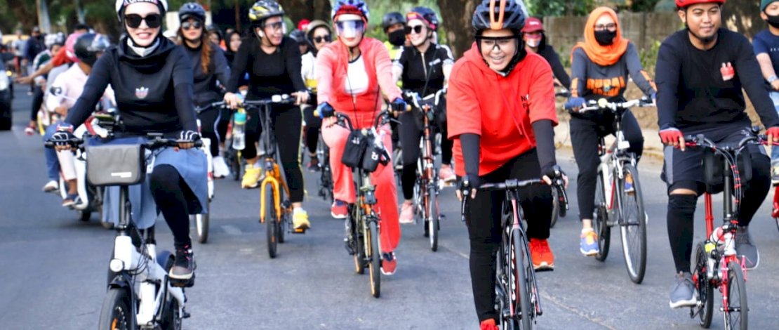 Fatmawati Rusdi saat gowes kemarin sore.