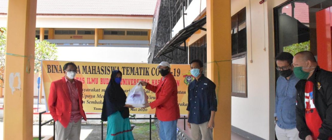 FIB Unhas menyerahkan bantuan sembako ke mace-mace pemilik kantin di lingkup FIB Unhas.
