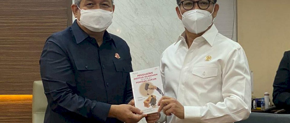Firdaus Dewilmar menyerahkan buku kepada Anggota Komisi III DPR RI.