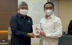 Jelang Pembahasan RUU Kejaksaan, Kajati Sulsel Serahkan Buku Catatan kepada Ketua Komisi III