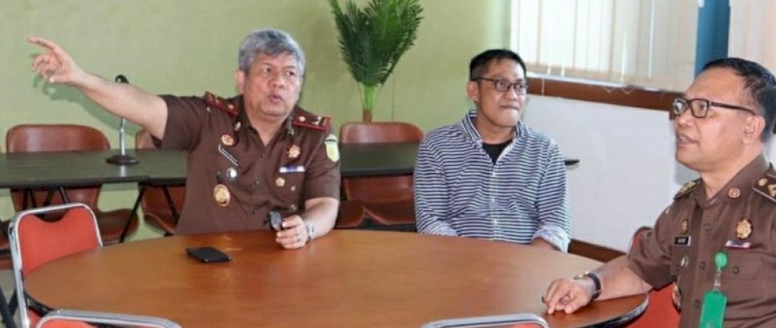 Kajati Sulsel, Firdaus Dewilmar (kiri) di press room.