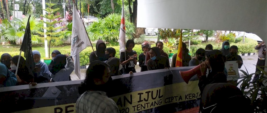 FMN bawa spanduk, "Bebaskan Ijul".