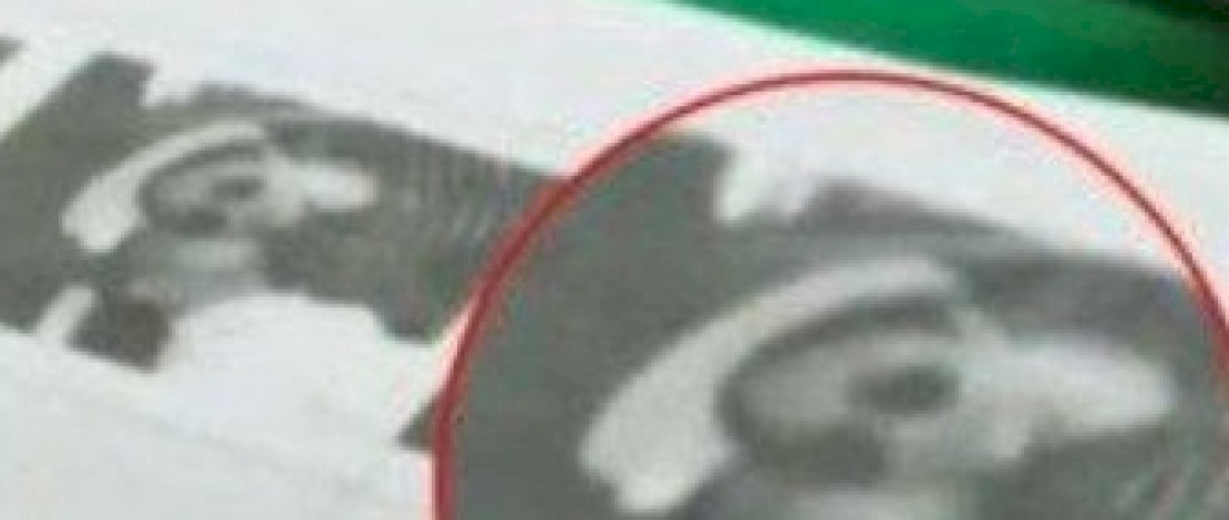 Hakim Erintuah Damanik, memperlihatkan foto mesum Zuraida dan Jefri di BAP.