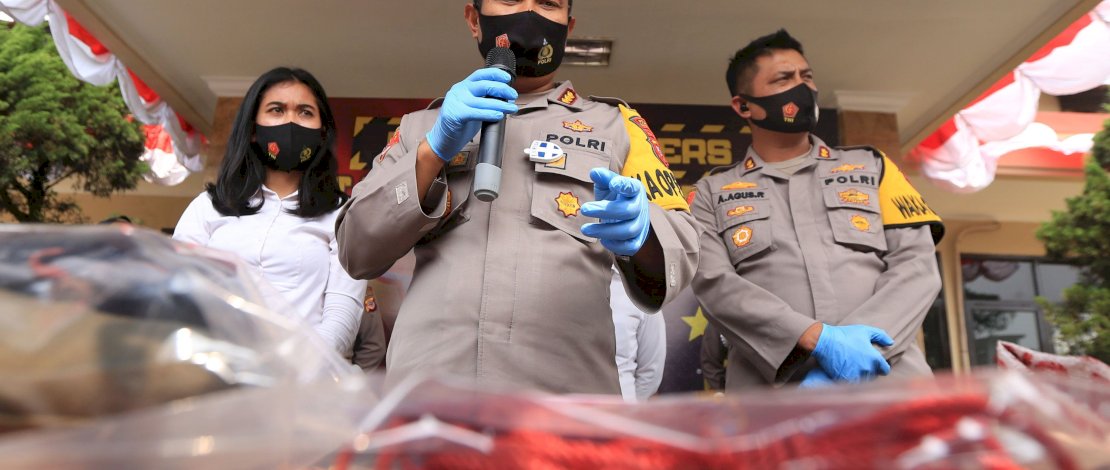 Kombes Hendra memperlihatkan barang bukti yang digunakan pelaku menghabisi nyawa kekasihnya. (Foto: Ade Memed/PR)