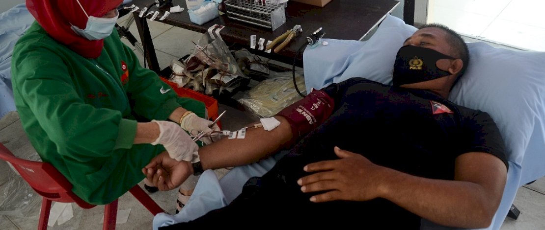 Petugas melakukan pengambilan darah Personel Batalyon B Brimob Polda Sulsel di Markas Brimob Batalyon B Pelopor Polda Sulsel, Kamis 5 November 2020. Aksi donor darah yang dilakukan Brimob ini, untuk mendukung Palang Merah Indonesia untuk tetap memenuhi ketersediaan darah, agar bisa saling menolong antar sesama di tengah Pandemi Covid-19.  FOTO: ZUL KIFLI