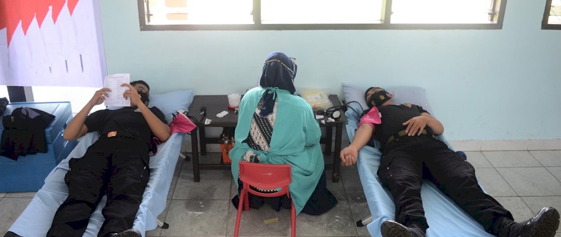 Petugas melakukan pengambilan darah Personel Batalyon B Brimob Polda Sulsel di Markas Brimob Batalyon B Pelopor Polda Sulsel, Kamis 5 November 2020. Aksi donor darah yang dilakukan Brimob ini, untuk mendukung Palang Merah Indonesia untuk tetap memenuhi ketersediaan darah, agar bisa saling menolong antar sesama di tengah Pandemi Covid-19.  FOTO: ZUL KIFLI