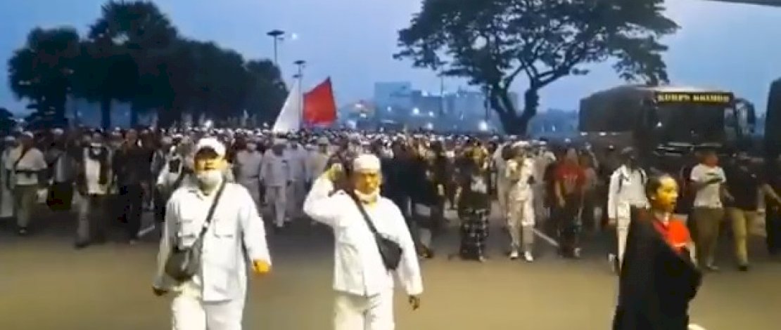 Para anggota FPI berjalan kaki ke Bandara Soetta untuk menjemput Habib Rizieq.