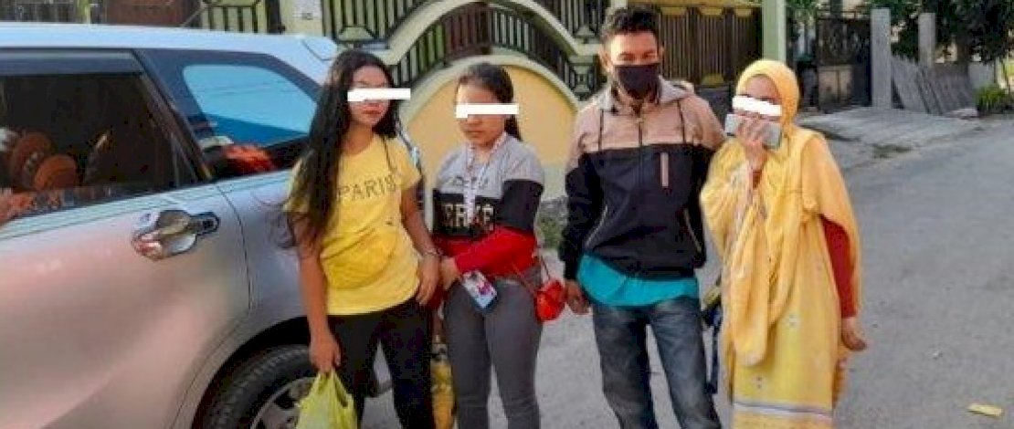 Dari kiri, Lisa dan Darni saat ditemukan di Sidrap.