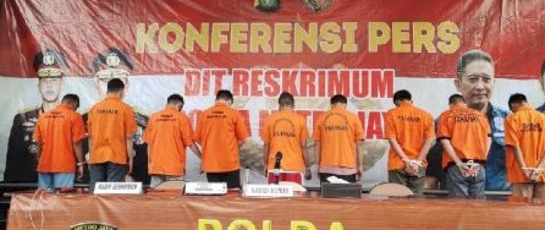 Para tersangka pesta seks sesama jenis dihadirkan Polda Metro Jaya.