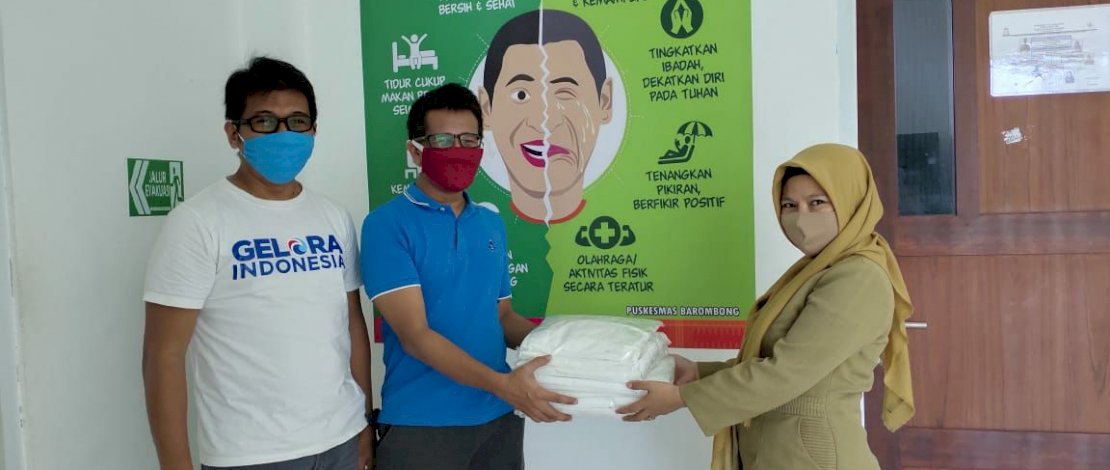 Muttaqien Yunus turun langsung menyerahkan APD ke Puskesmas Barombong.