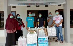 Partai Gelora Semprot Rumah Warga dengan Disinfektan