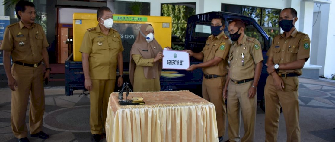 Penyerahan bantuan genset dari Pemkab Takalar ke Puskesmas Pulau Tanakeke. 