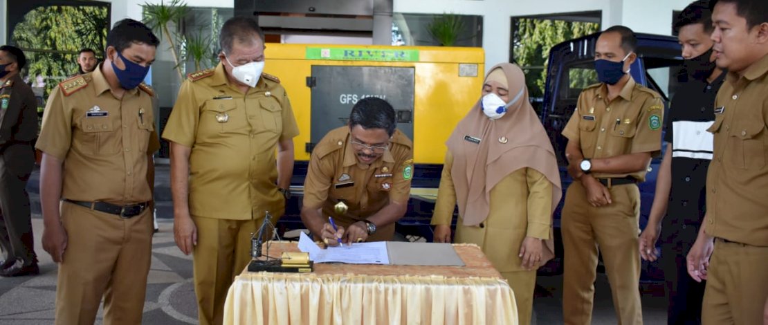 Penyerahan bantuan genset dari Pemkab Takalar ke Puskesmas Pulau Tanakeke. 