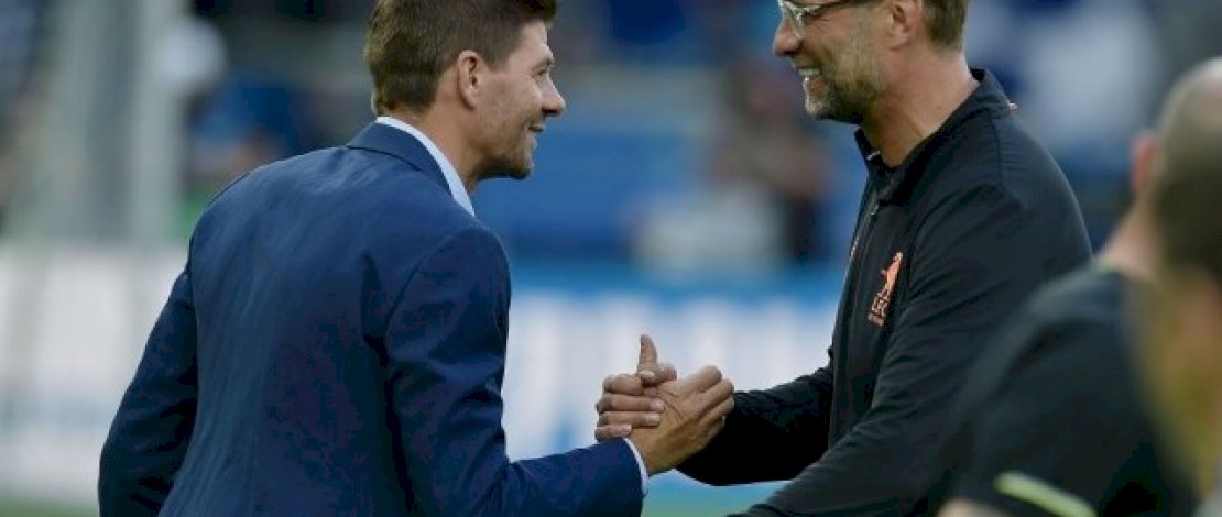 Legenda Liverpool, Steven Gerrard menyalami pelatih The Reds, Jurgen Klopp.