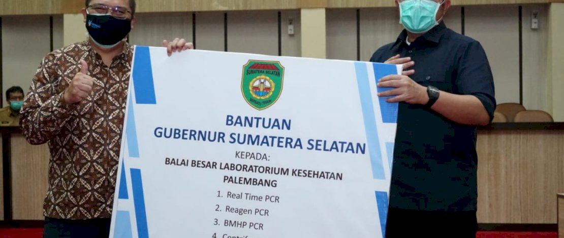 Gubernur Sumsel, H Herman Deru (kanan), menyerahkan secara simbolis bantuan PCR ke BBLK Palembang.
