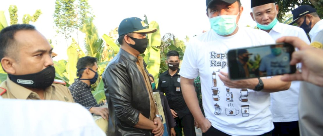 Gubernur Sumsel, ah Herman Deru, saat meninjau jembatan putus di OKU Timur.