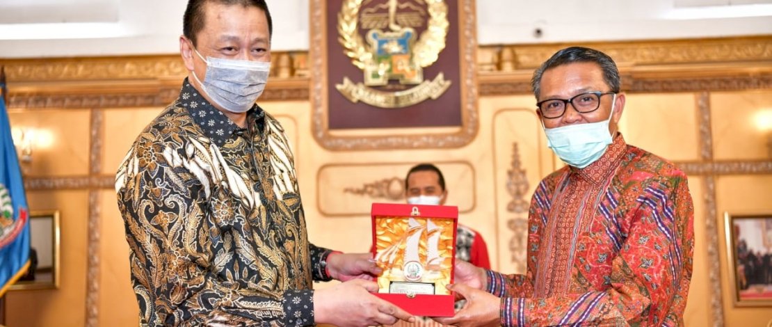 Dirut Garuda Indonesia, Irfan Setiaputra, menerima cenderamata dari Gubernur Sulsel, Nurdin Abdullah. 