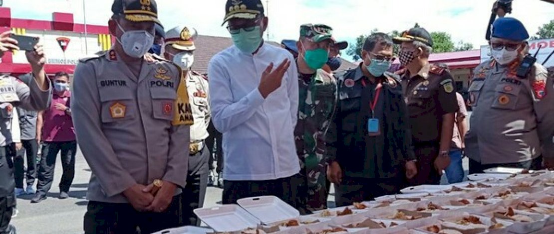 Gubernur NA saat meninjau dapur umun di Markaz Brimob Jl KS Tubun, Makassar. 