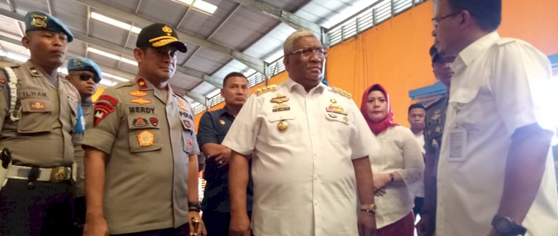 Gubernur Sultra, Ali Mazi saat meninjau ketersediaan beras di wilayahnya. 