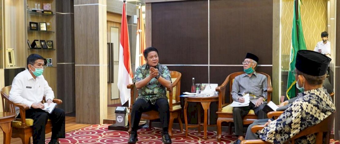 Gubernur Sumsel, H Herman Deru (kedua dari kiri), saat menerima rombongan dari MUI Sumsel.