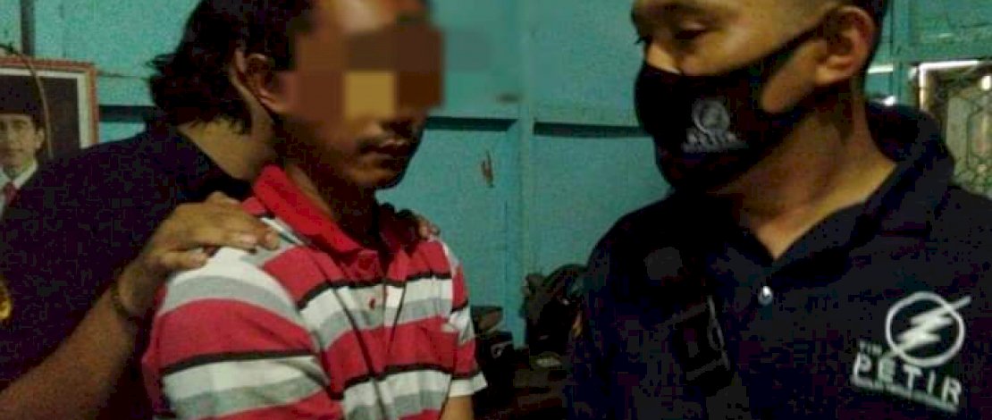 Pelaku AG, guru honor yang cabuli siswi SMA saat dibekuk anggota Polres Tanjung Jabung Barat.