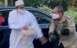 Detik-detik Habib Umar Assegaf Dipukul Petugas Saat Langgar PSBB 