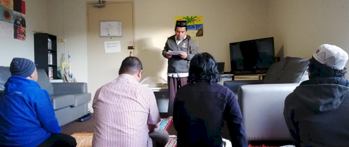 Dosen UIN Alauddin Makassar, Haidir Fitra Siagian, membacakan khutbah Id.