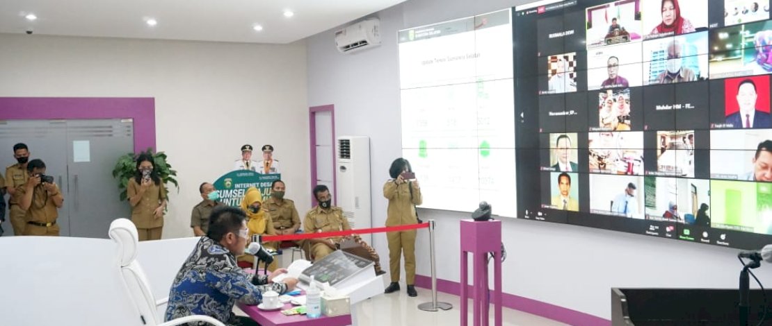 H Herman Deru, membuka seminar ekonomi syariah.