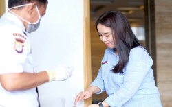 Claro Cek Suhu Tubuh Tamu dan Siapkan Hand Sanitizer