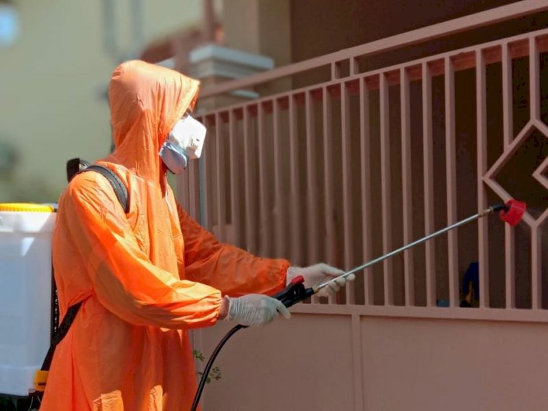 HELPer Indonesia Semprotkan Disinfektan ke Rumah Warga dan Masjid