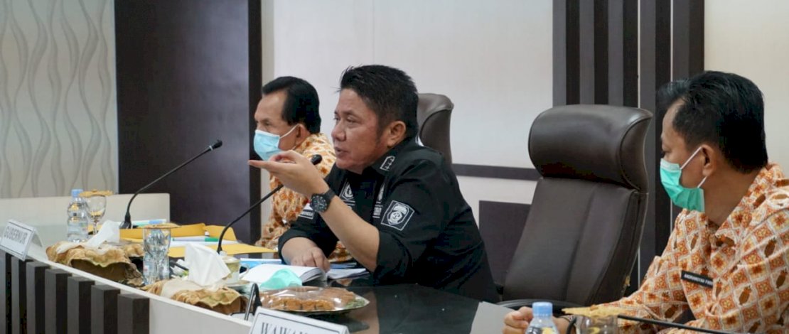 Gubernur Sumsel, H Herman Deru (tengah), meninjau PSBB di Kota Prabumulih.