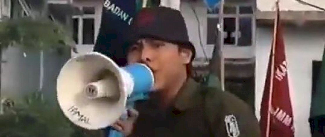 RF saat ditangkap saat orasi, karena nyanyiannya yang menghina polisi.