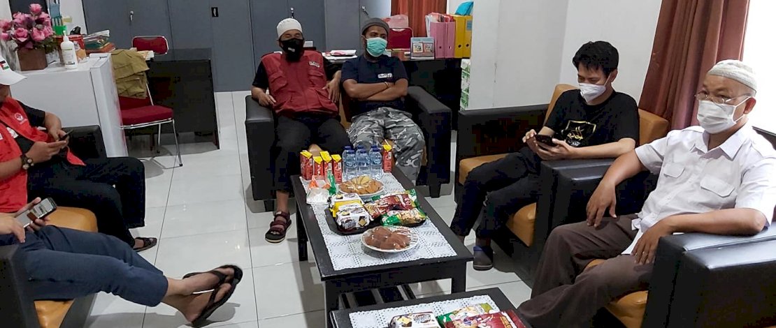 Para relawan sedang meeting sebelum turun ke lokasi bencana.