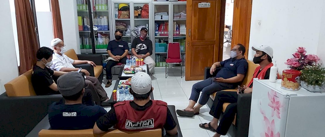 Para relawan sedang meeting sebelum turun ke lokasi bencana.
